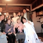 祖母たちと記念写真を撮影する北浦淳也さん（前列左端）と亜矢香さん（同右端）夫妻＝旧玉置家住宅