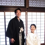 婚礼衣装を身に着けた北浦淳也さん（左）と亜矢香さん＝旧玉置家住宅