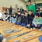 さまざまな種類の道具を見て、三木金物の歴史を学ぶ子どもたち＝自由が丘東小