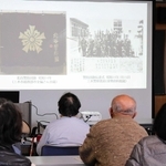 戦前、戦中の写真などを示しながら三木の暮らしぶりを紹介する金松誠学芸員＝三木市高齢者福祉センター