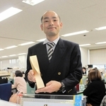 三木市教育委員会が受賞した「パフォーマンスラーニングデザイン賞」の賞状とトロフィー＝三木市役所