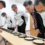 皿に広げられた山田錦の出来栄えを見極める審査員＝三木市細川町豊地