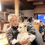 夜、家に入る前に昭雄が小鉄の足をきれいに拭く。「オトウチャンノダッコハキモチエエナ」＝三木市吉川町上松