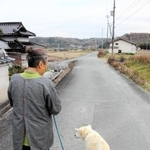 みずえと散歩する小鉄。「キョウモヨウアルイタワ」＝三木市吉川町上松
