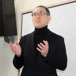 「これからの時代、起業はしやすく、社会からも求められる」と訴える回谷信吾さん＝三木東高校