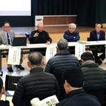 酒米農家が集まり、山田錦の歴史と今後について意見を交換した＝三木市吉川町吉安