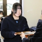 笑顔で表彰状を受け取る大石愛花さん＝三木市末広１