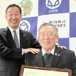 仲田一彦市長（左）から感謝状を受け取った境伸顕さん＝三木市役所