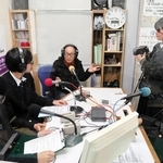 阪神・淡路大震災で取材した当時の記憶を高校生に語る三条杜夫さん（中央）＝三木市役所