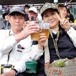 夫の昭吾さん（左）と中村和子さん＝阪神甲子園球場（中村さん提供）