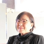 夫との思い出を語る中村和子さん＝小野市内