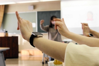 「これ、できますか」。なかなか難しい指の体操に参加者も苦笑い＝三木市立市民活動センター