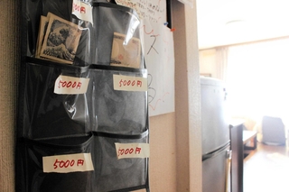 １日に使うお金は５千円まで。ユリさんが来るたびになくなっていれば補充する＝三木市内