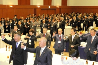 三木市産の山田錦を使った日本酒で乾杯する出席者＝三木市細川町垂穂、ネスタリゾート神戸