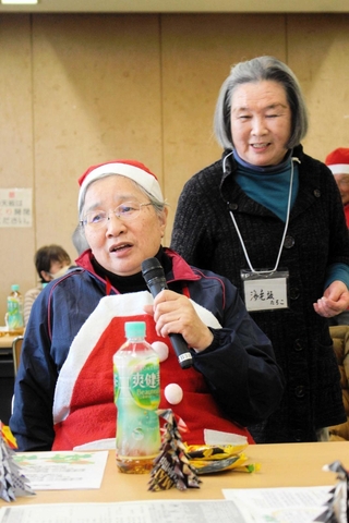 山根紀子（左）に参加者から「歌ってよ」とマイクが回ってきた＝三木市緑が丘町中３