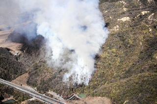 三木市内で発生した林野火災（三木市消防本部提供）