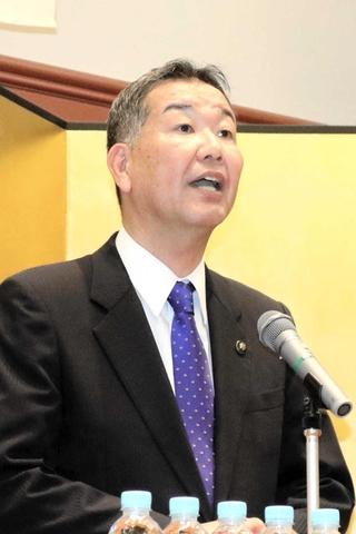 ５日の新春賀会で物価高騰対策について語った仲田一彦市長＝三木市細川町垂穂