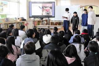 生成ＡＩを活用して発表資料を作成し、地域資源をアピールする児童＝別所小学校