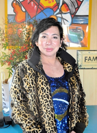 「人を愛せば必ず返ってくる」と話すジャネ・エステラ・佐々木カーンさん＝小野市河合中町