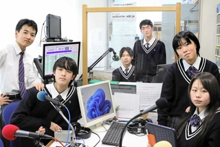 エフエムみっきぃのスタジオで収録に挑んだ三木東高校の演劇部員＝三木市福井