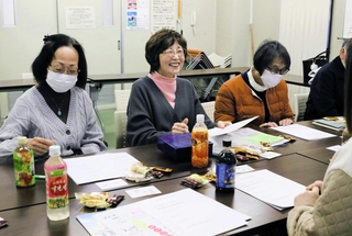 和気あいあいとした雰囲気で子育ての悩みを共有する藤田隆子さん（中央）＝緑が丘町公民館
