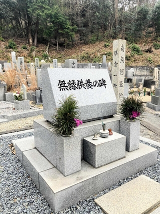 引き取り手のいない「無縁遺骨」を納めた共同墓地＝三木市本町３