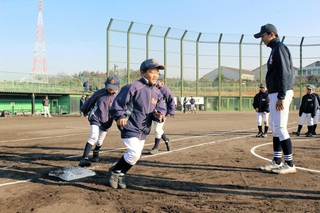 高校生（右）にベースランニングを教わる小学生＝三木山総合公園野球場