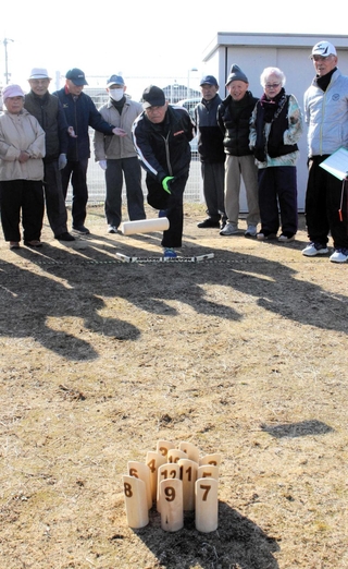 真剣な表情でモルックを楽しむ参加者ら＝三木市志染町青山３