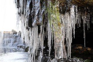 連日の寒波の影響で凍結した黒滝＝三木市吉川町金会