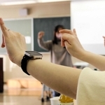 「これ、できますか」。なかなか難しい指の体操に参加者も苦笑い＝三木市立市民活動センター