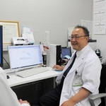 診療室で職員と話す認知症診療センター長の濱口浩敏。笑顔が相手の心をほぐす＝北播磨総合医療センター