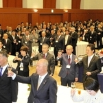 三木市産の山田錦を使った日本酒で乾杯する出席者＝三木市細川町垂穂、ネスタリゾート神戸