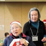 山根紀子（左）に参加者から「歌ってよ」とマイクが回ってきた＝三木市緑が丘町中３