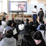 生成ＡＩを活用して発表資料を作成し、地域資源をアピールする児童＝別所小学校