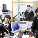 エフエムみっきぃのスタジオで収録に挑んだ三木東高校の演劇部員＝三木市福井