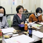 和気あいあいとした雰囲気で子育ての悩みを共有する藤田隆子さん（中央）＝緑が丘町公民館