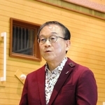 三木市高齢者大学の学生と一緒に「しあわせ運べるように」を歌う臼井真さん＝三木市細川町瑞穂