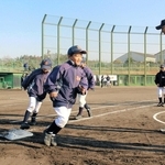 高校生（右）にベースランニングを教わる小学生＝三木山総合公園野球場