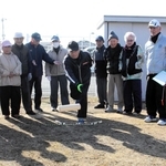 真剣な表情でモルックを楽しむ参加者ら＝三木市志染町青山３