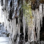 凍る黒滝、輝き幻想的に　寒波で氷結、無数のつらら　三木で氷点下4.2度、今季最低の冷え込み