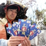 三木の城下町を巡る謎解きゲームをクリアするともらえる期間限定の「御城印」。右は別所長治像＝三木市上の丸町