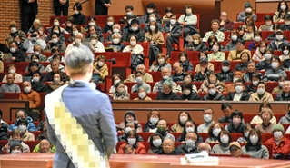 候補者の訴えを聞く支援者たち＝三木市内（画像の一部を加工しています）