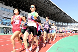 スタート直後、トラックを駆け抜ける女子選手たち＝三木総合防災公園陸上競技場