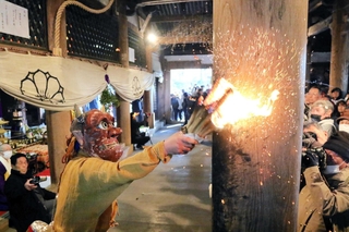 本堂の柱にたいまつの炎をたたきつける赤鬼＝三木市口吉川町蓮花寺