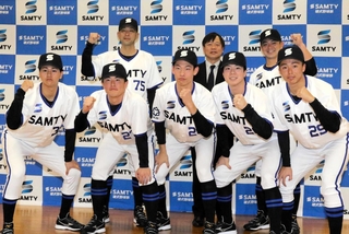 新入団選手の５人（前列）に期待をかける小川博文監督（後列中央）ら＝三木市細川町垂穂、ネスタリゾート神戸