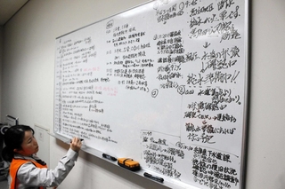 寄せられた被災情報などを書き出していく職員＝三木市役所