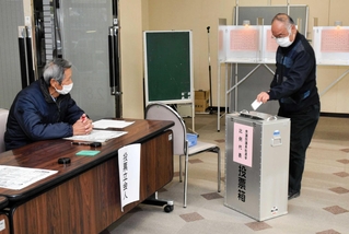 期日前投票をする有権者ら＝加西市役所