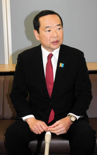 当選から一夜明け、今後の抱負などを口にする藤井比早之氏＝兵庫県庁