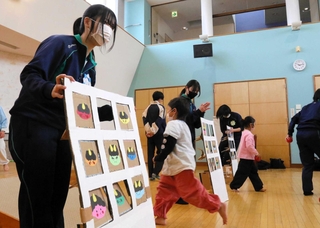 子どもたちを相手に鬼の並んだ的当てゲームを企画した高校生＝えびす認定こども園