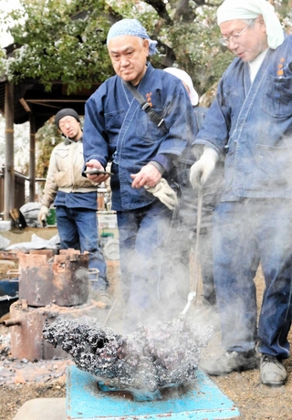 冷やして取り出した「けら」からは蒸気が上がった＝三木市上の丸町
